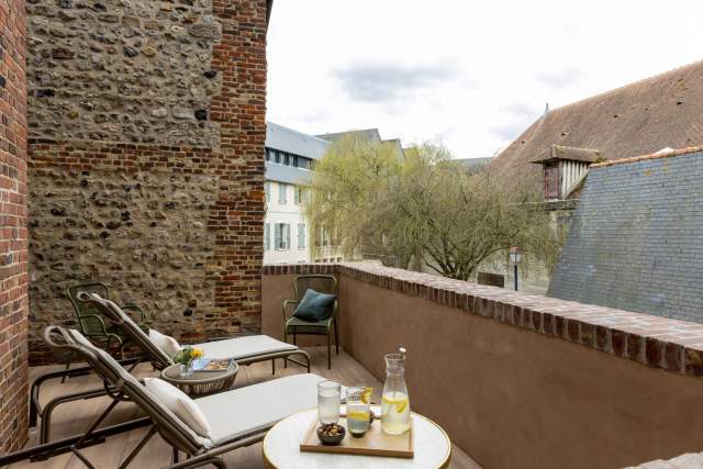 Chambre avec balcon L’Invitation Au Voyage Honfleur · → Hôtel Restaurant Normandie