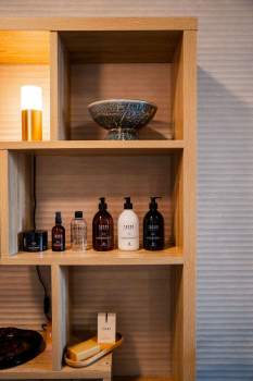 Chambre L’Invitation Au Voyage · Hôtel de Charme Honfleur <br />
Bougie personalisée